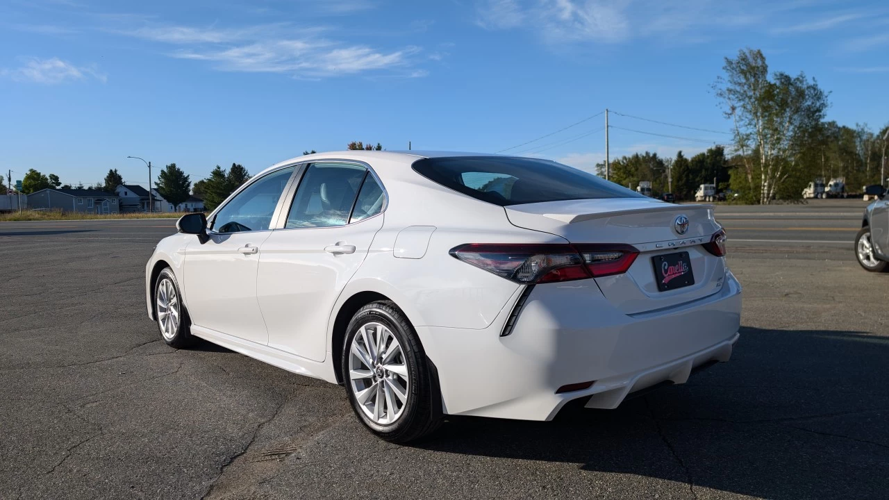 2023 Toyota Camry SE Main Image